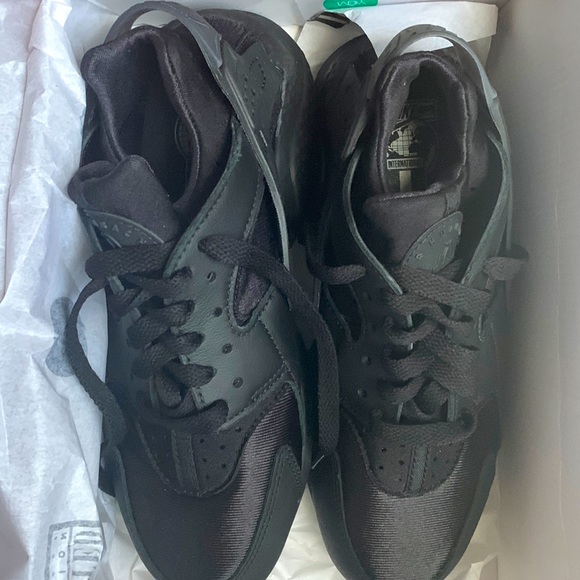 I am selling authentic Nike huarache shoes - Picture 1 of 2
